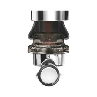 Dispositivo para preparar café con acabado metálico sobre fondo blanco.