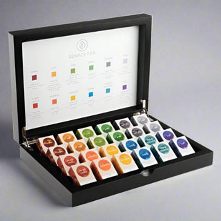 Caja expositora de té Semper Tea con 24 bolsitas de diferentes sabores.