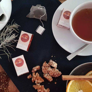 Taza de té rooibos Semper Tea con ingredientes naturales y bolsitas.